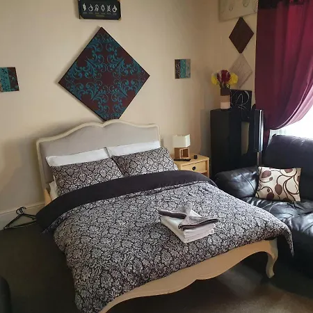 * Cosy Deluxe Double Bedroom + Free Wifi + Free Parking Homestay *