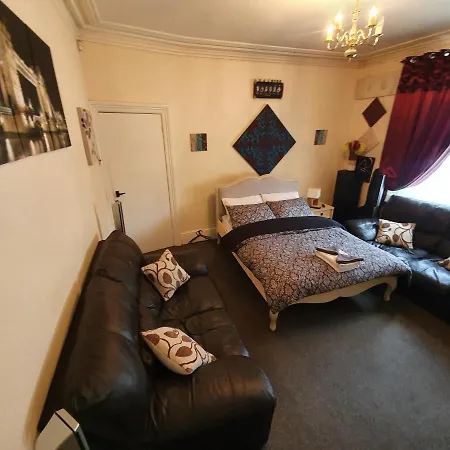 * Cosy Deluxe Double Bedroom + Free Wifi + Free Parking * Leeds (West Yorkshire)