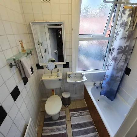 Homestay * Cosy Deluxe Double Bedroom + Free Wifi + Free Parking *