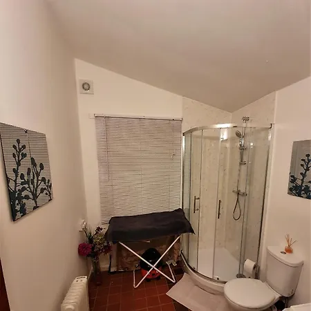* Cosy Deluxe Double Bedroom + Free Wifi + Free Parking