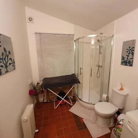 Quarto em Acomodações Particulares * Cosy Deluxe Double Bedroom + Free Wifi + Free Parking *