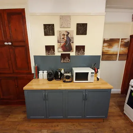 * Cosy Deluxe Double Bedroom + Free Wifi + Free Parking