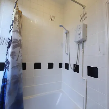 * Cosy Deluxe Double Bedroom + Free Wifi + Free Parking Homestay