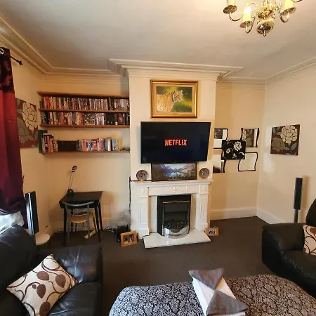Homestay * Cosy Deluxe Double Bedroom + Free Wifi + Free Parking *