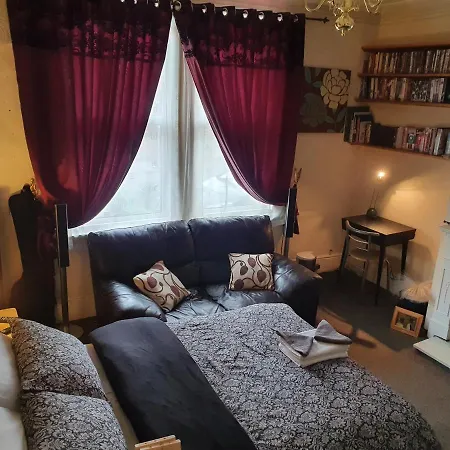 * Cosy Deluxe Double Bedroom + Free Wifi + Free Parking *