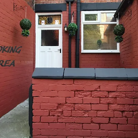 * Cosy Deluxe Double Bedroom + Free Wifi + Free Parking Homestay
